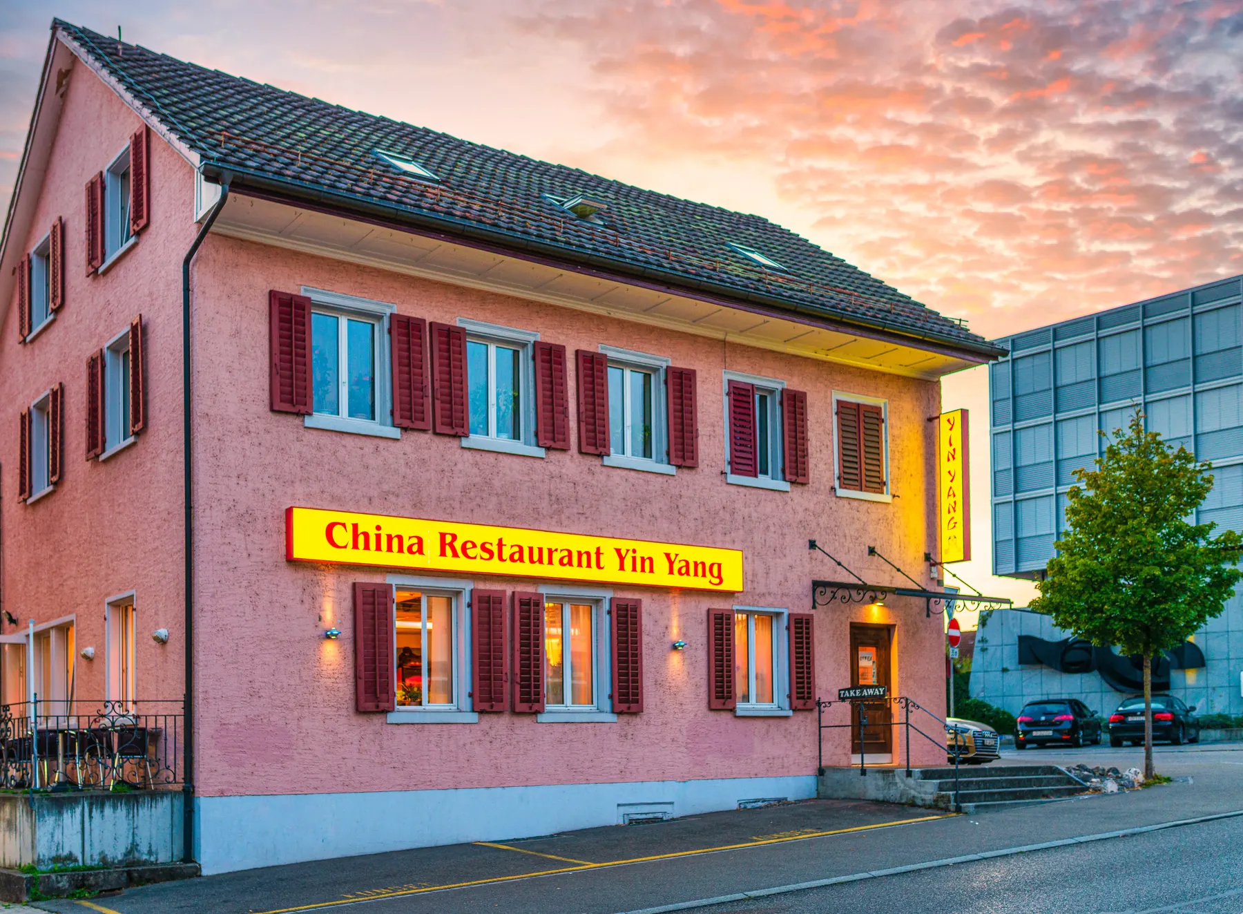 Das Restaurant Yin Yang an der Bahnhofstrasse in Bülach am Abend